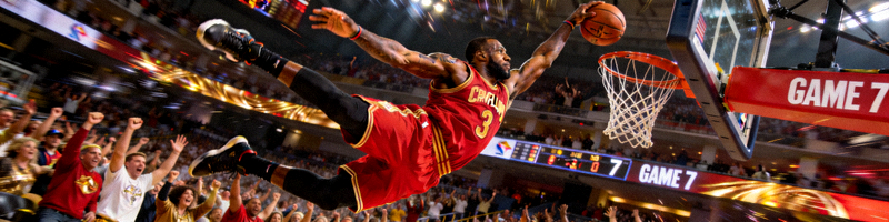 NBA总决赛第七场激战画面 - 篮球运动员扣篮瞬间